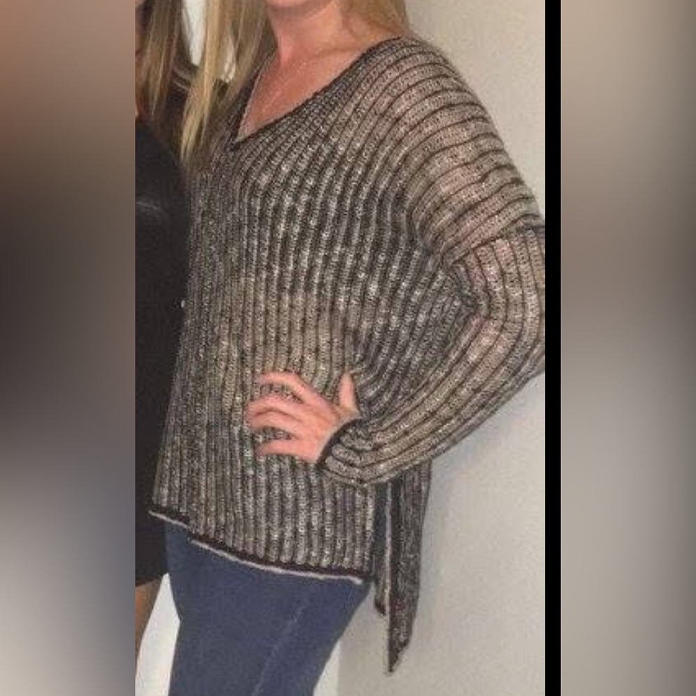 Lush Black and Tan V-Neck Sweater with Ribbed Knit Design